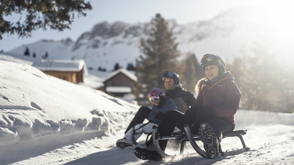 Divertirsi con lo slittino in Val di Funes
