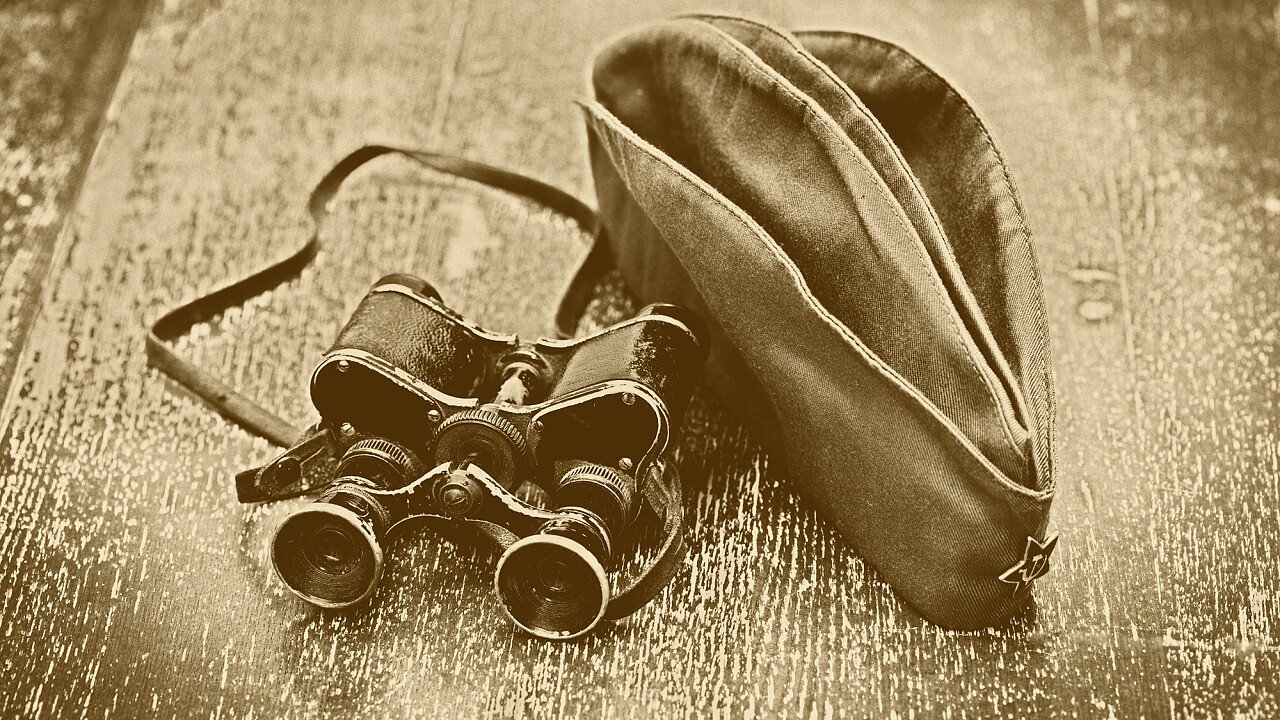 strumenti_indumenti_storia_guerra_depositphotos