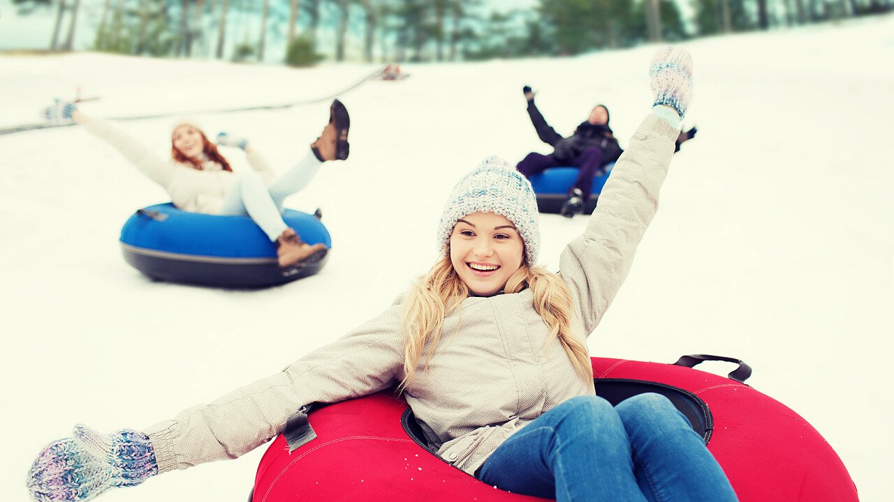 Slittino sulla neve in compagnia degli amici