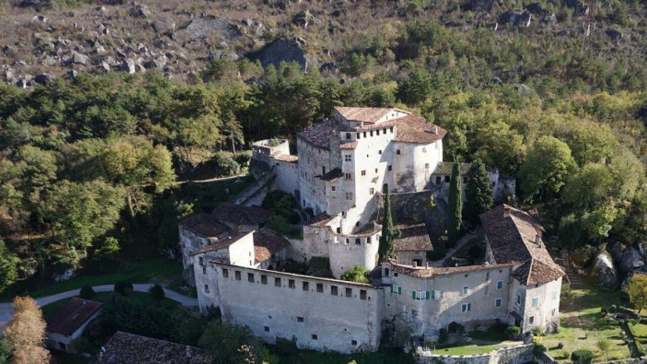 Vista dall'alto di Castel Pietra