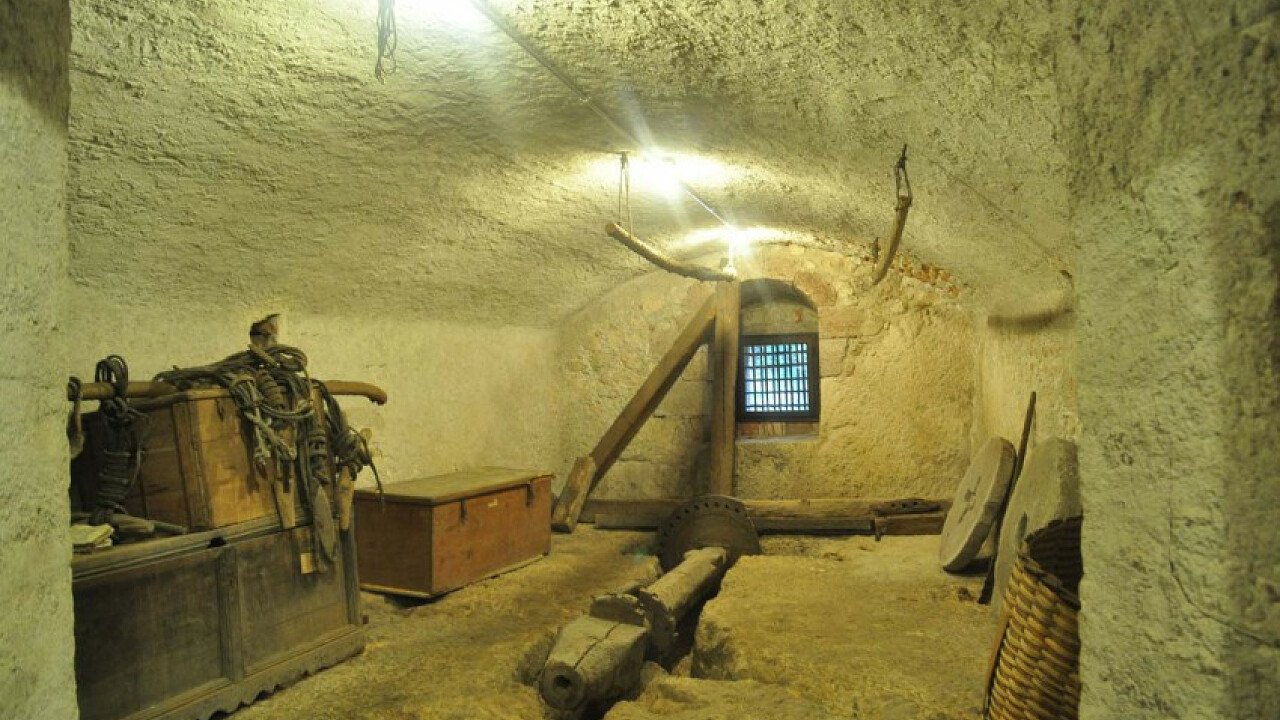 Castel Pietra: sala interna