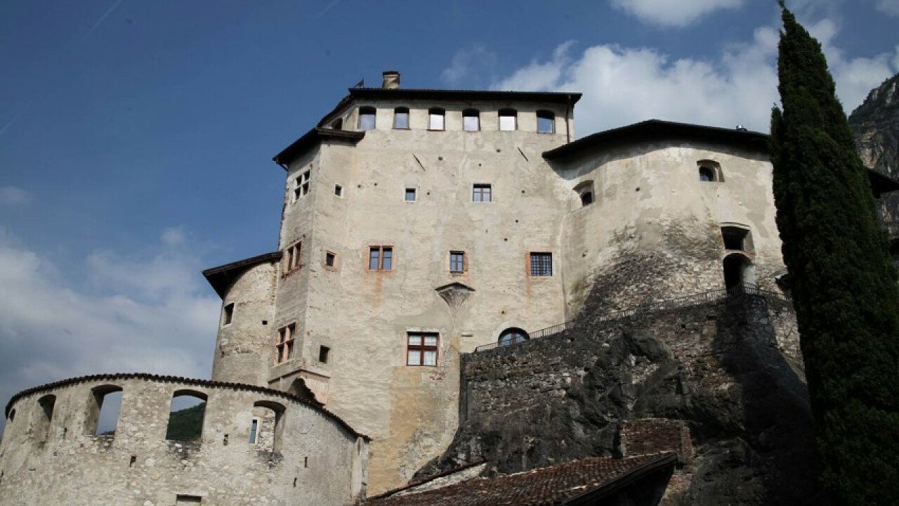 Esterno di Castel Pietra