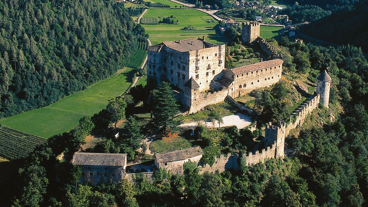 Il Castello di Pergine dall'alto - Valsugana in Trentino