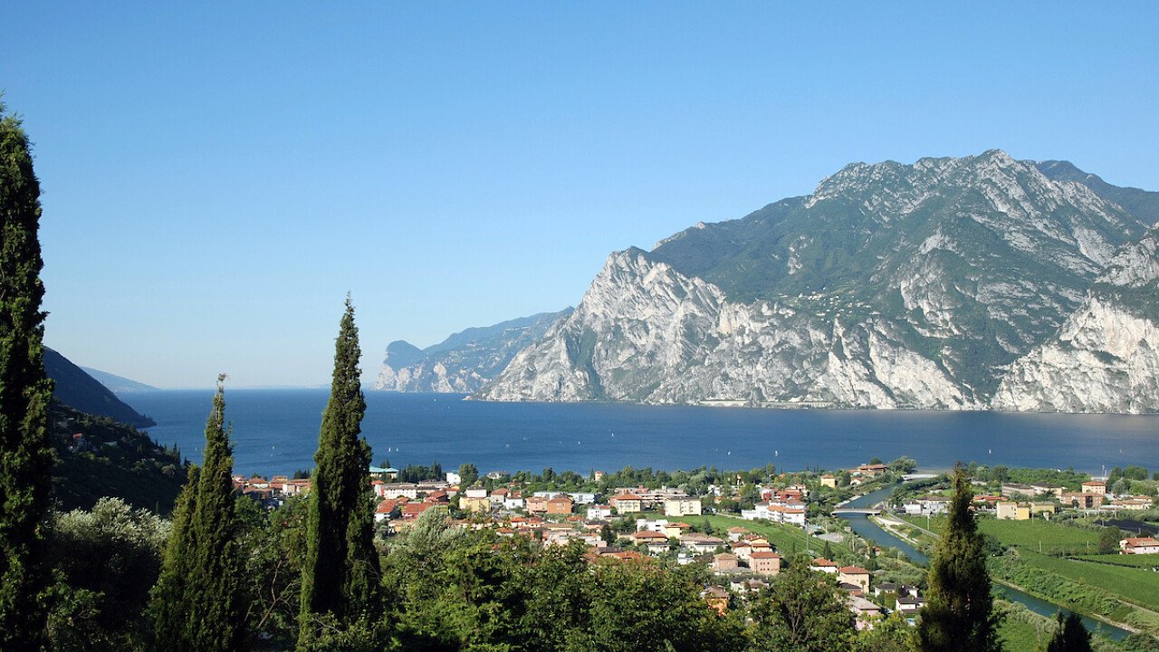 Torbole: veduta del lago e del fiume Sarca - dolomiti.it