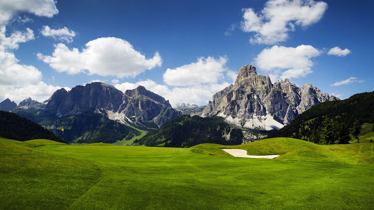 Campi da golf circondati dalle Dolomiti UNESCO