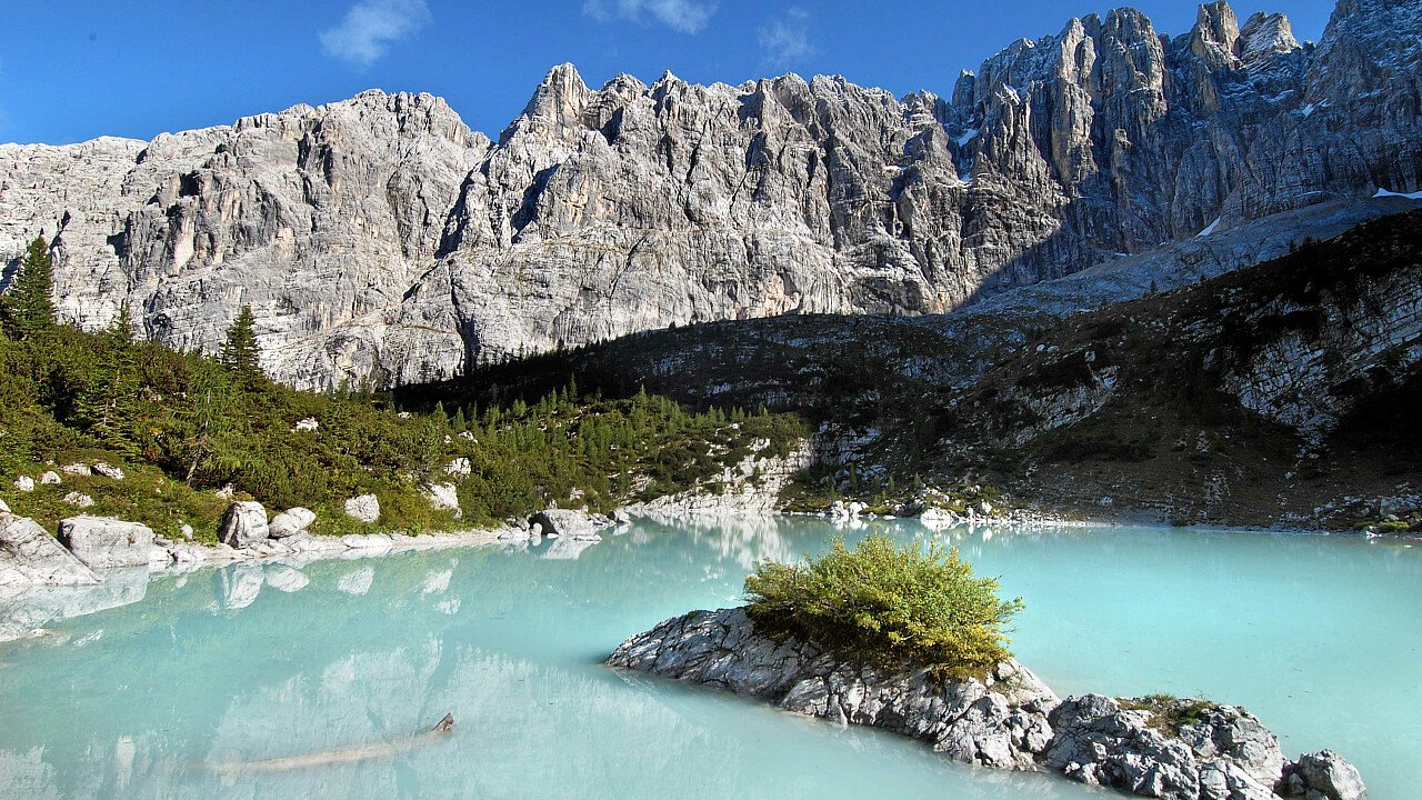 L'acqua turchese del Lago di Sorapis - Dolomiti d'Ampezzo (BL)