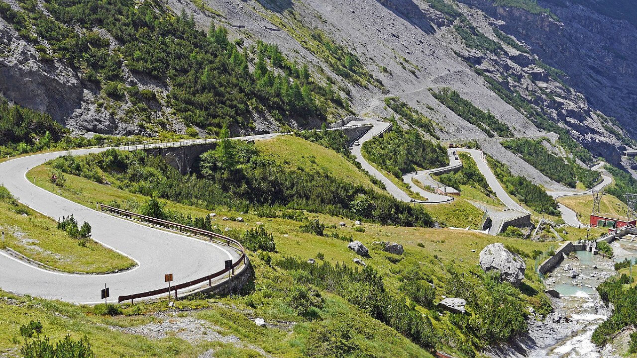 Passo Stelvio: è il valico alpino delle Alpi Retiche, situato fra Trentino-Alto Adige e Lombardia