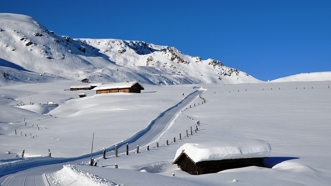 Sciare sulle piste innevate della Ski Area di Villandro in Valle Isarco