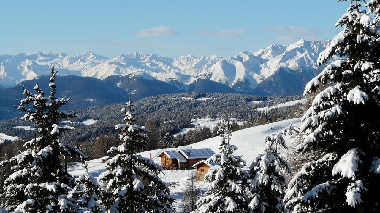 Vista panoramica invernale dell'Alpe di Luson