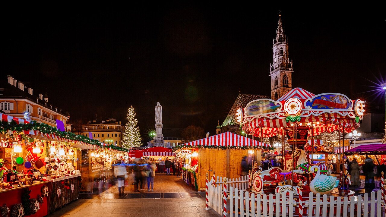 Christmas market stalls in Vipiteno