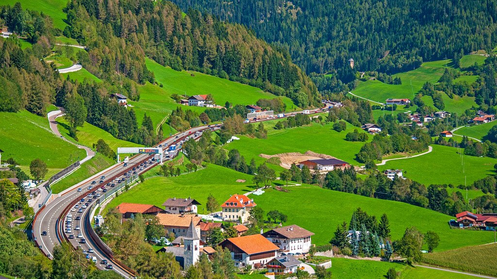 Der Brennerpass Grenze Zwischen Italien Und Osterreich Eisacktal Sudtirol Auf