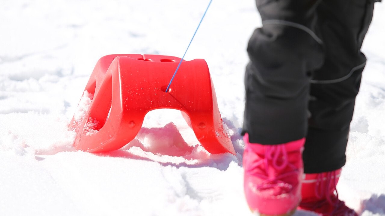 Bambino con lo slittino