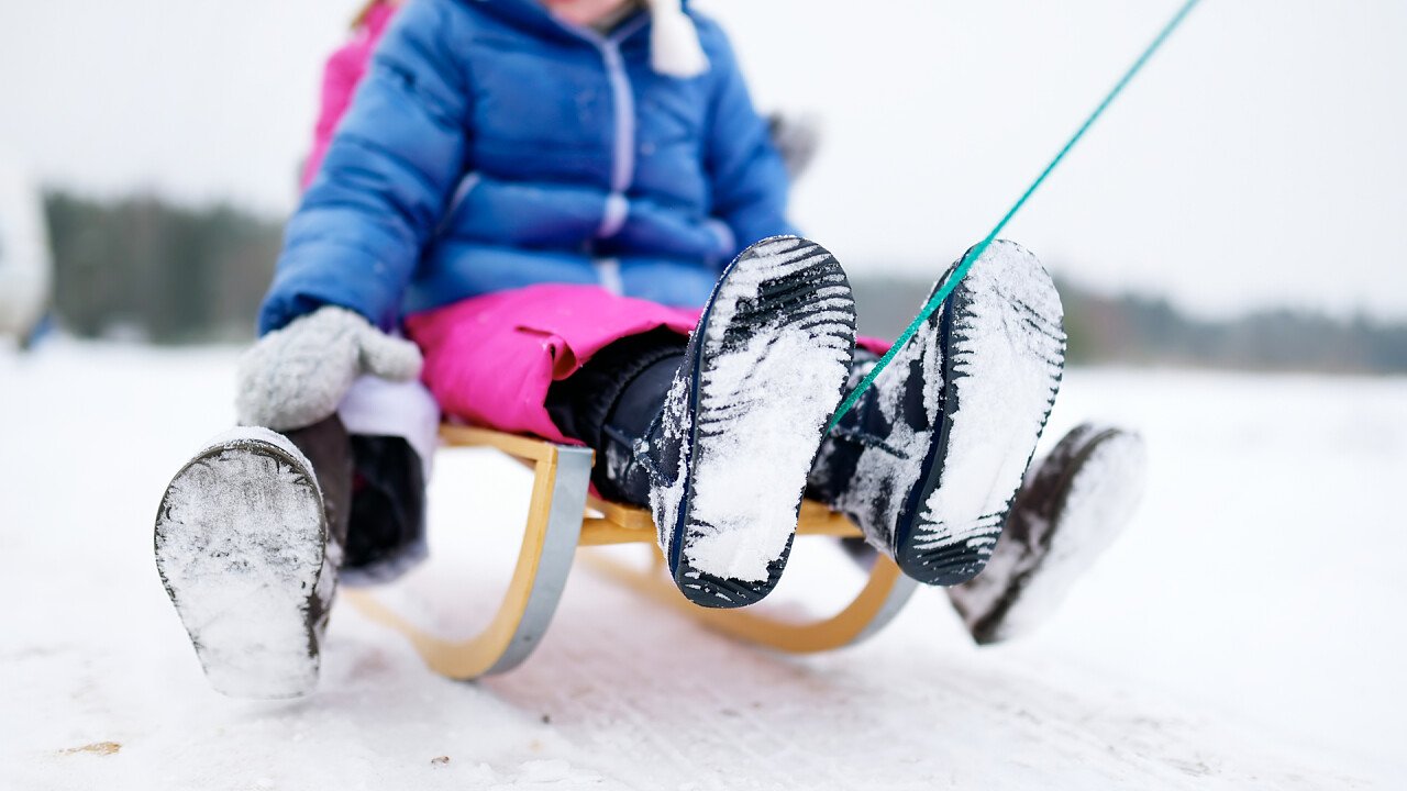 Bambino sullo slittino