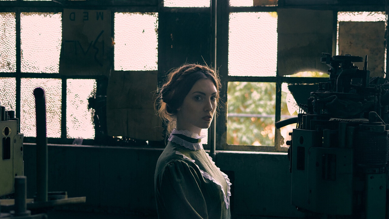 Donna in abiti d'epoca