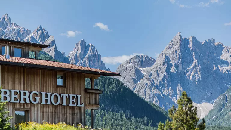 facciata esterna estate Berghotel Sexten