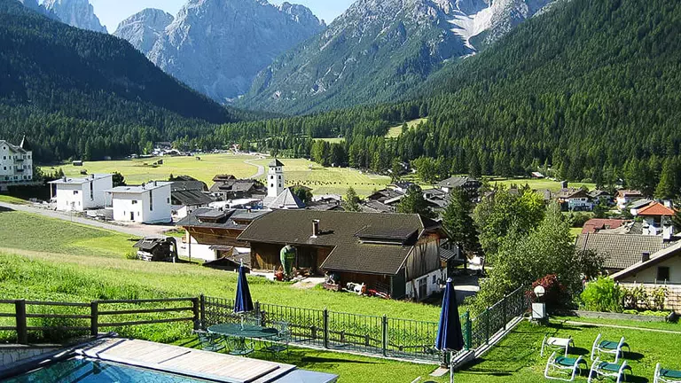 idromassaggio esterno prati verdi estate Berghotel Sexten