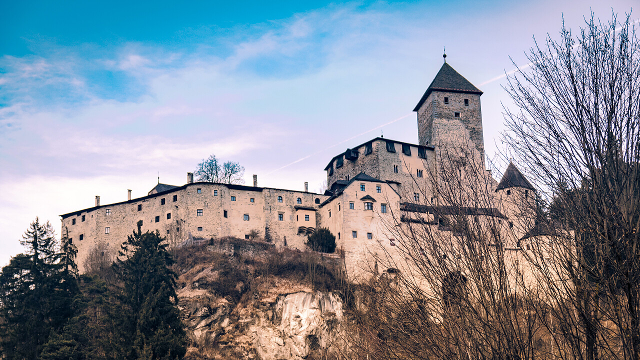 sotto_mura_del_castello_tures_campo_tures_dreamstime_toldiu74