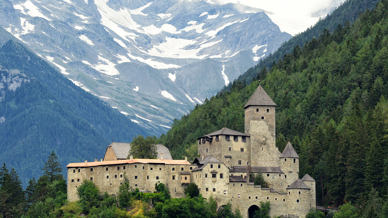 montagne_innevate_dietro_castello_tures_campo_tures_shutterstock