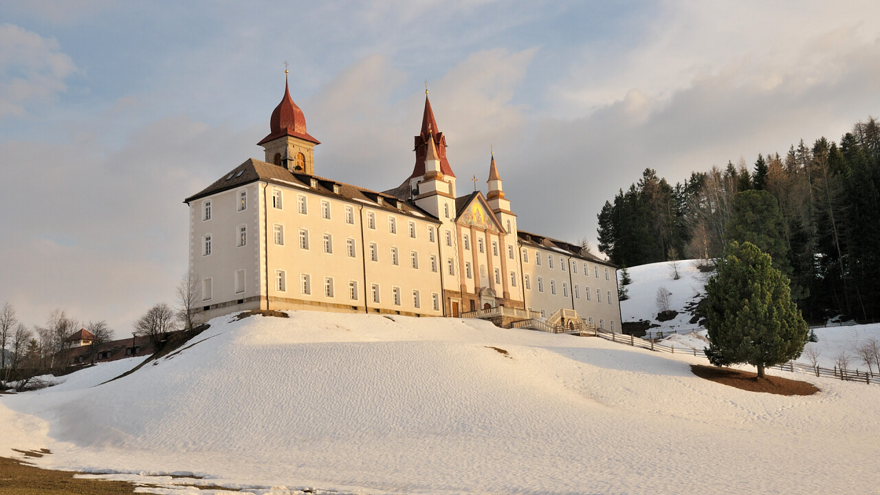 inverno_santuario_di_pietralba_nova_ponente_iStock