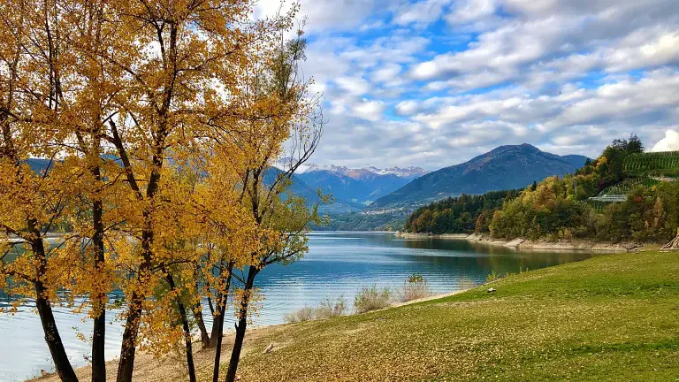 lago santa giustina autunno