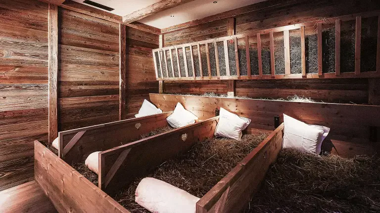 Hay baths in the Dolomites: what they are, benefits and where to try them in hotels