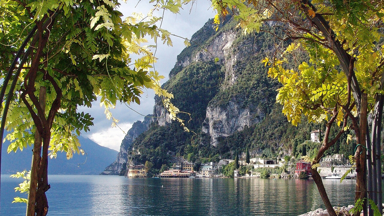 alberi_sponde_lago_riva_del_garda_pixabay_travelspot