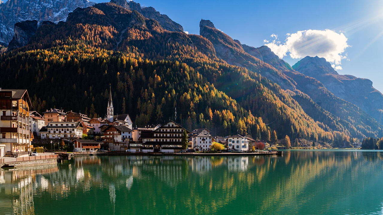 Lago di Alleghe in autunno