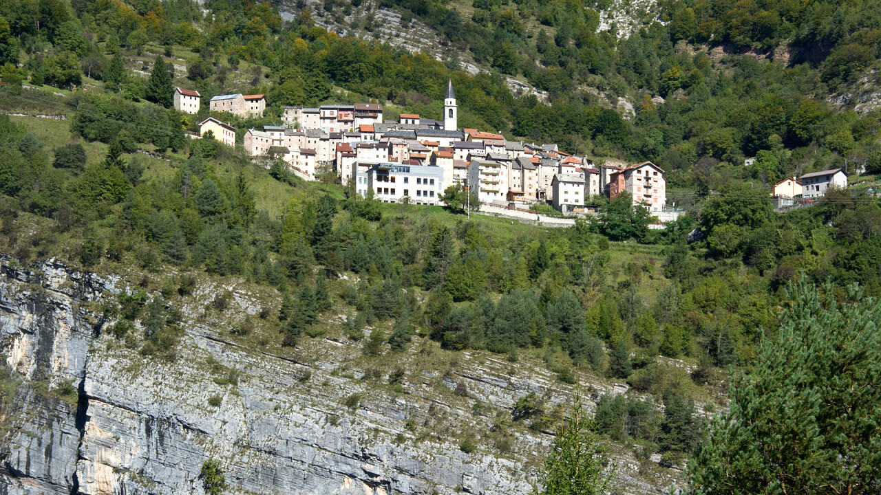 veduta_paese_casso_dreamstime_corradobarattaphotos