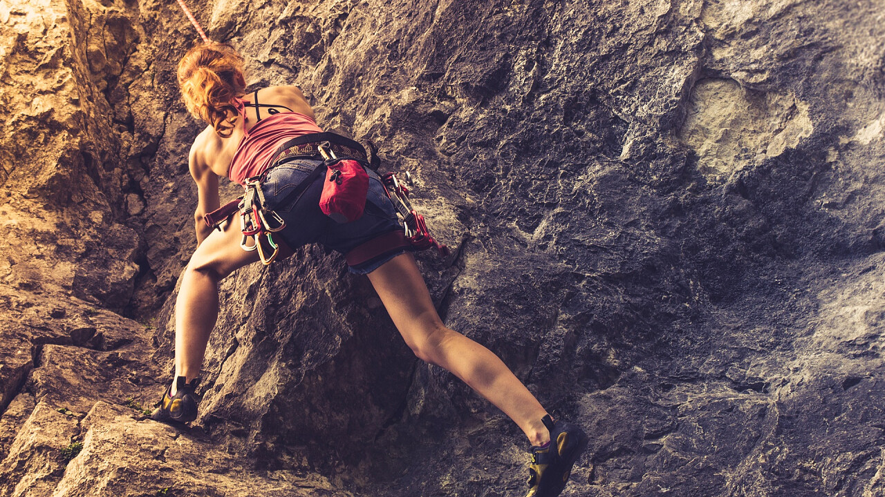 donna_arrampicata_sportiva_roccia_shutterstock