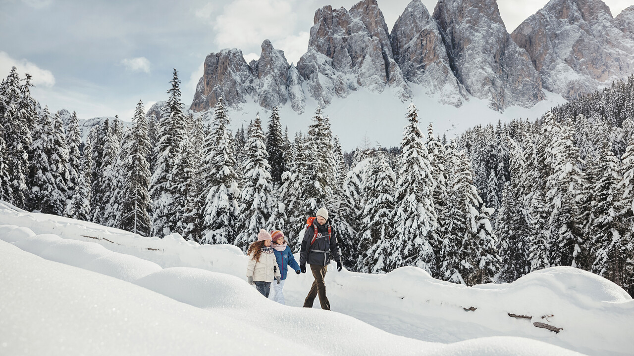 Famiglia che passeggia in inverno Funes