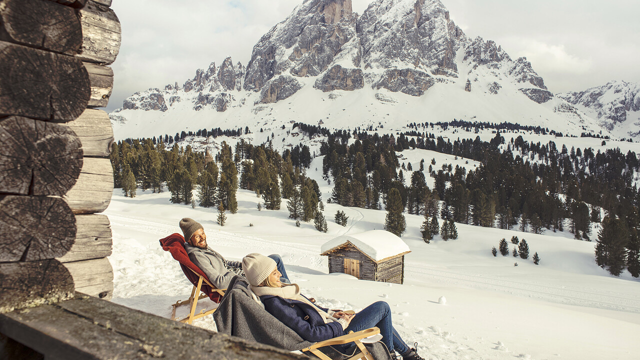 Coppia sugli sdrai inverno Funes