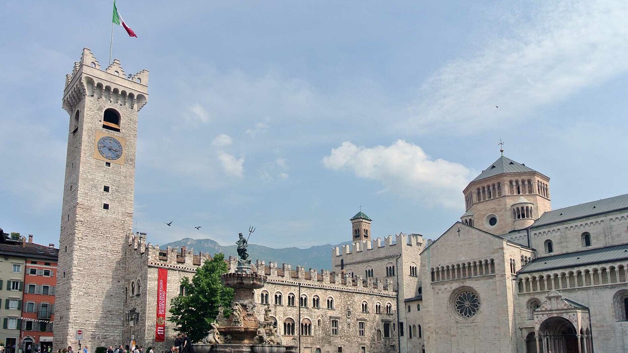 Piazza Duomo in centro storico di Trento