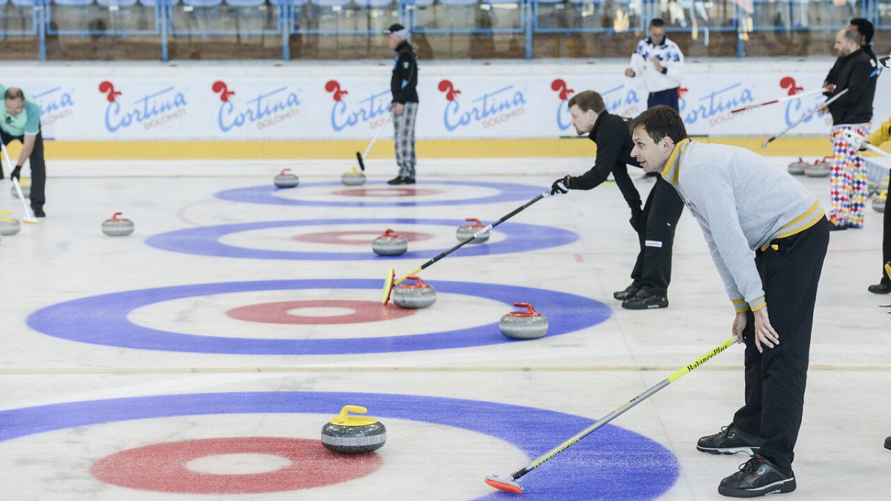 Squadre di curling allo stadio del ghiaccio di Cortina d'Ampezzo