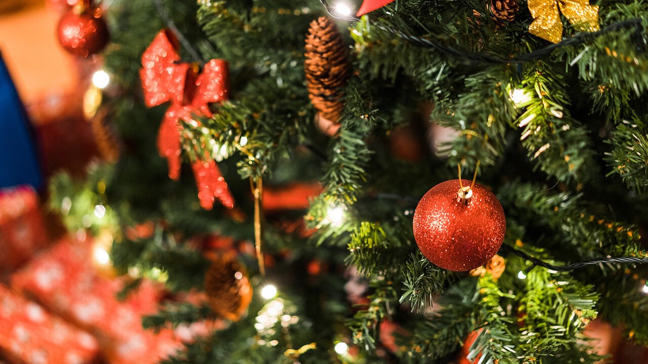 Pigne e fiocchi sull'albero di Natale