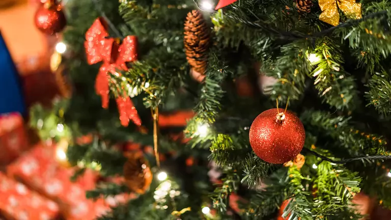 Pigne e fiocchi sull'albero di Natale