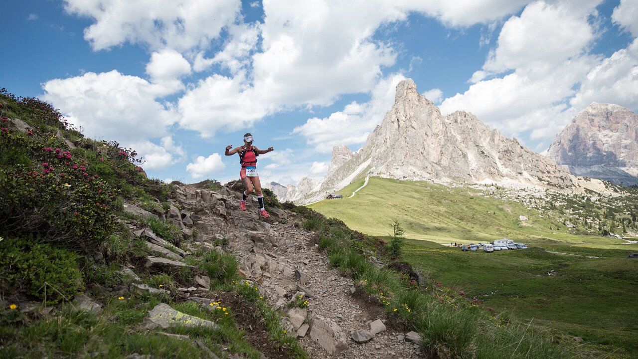 donna_corsa_montagna_passo_giau_cortina