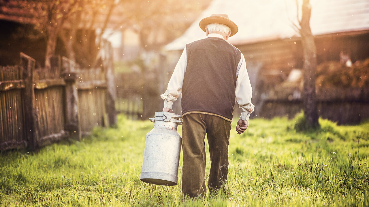 contadino_con_vaso_latte_vacanza_green_depositphotos