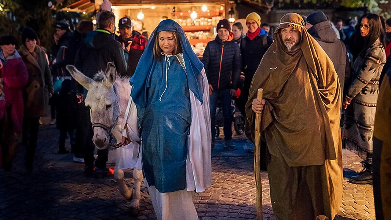 Presepe vivente alla ricerca di un ostello a Chiusa