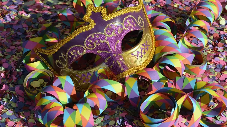 maschera_viola_stelle_filanti_carnevale_pixabay_anncapictures