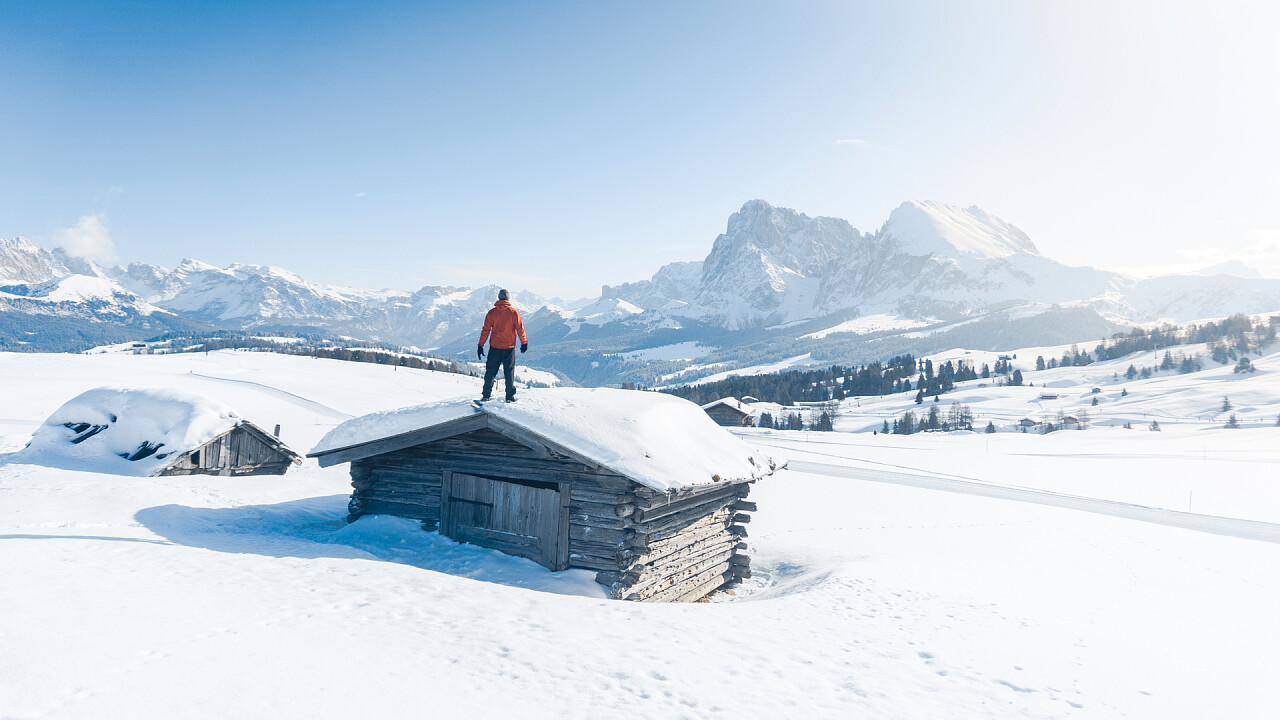 uomo_baita_inverno_alpe_di_siusi_shutterstock
