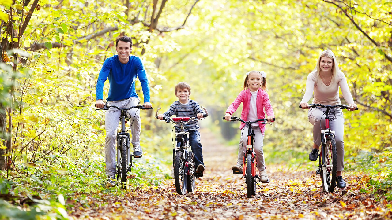 famiglia_bicicletta_bosco_shutterstock