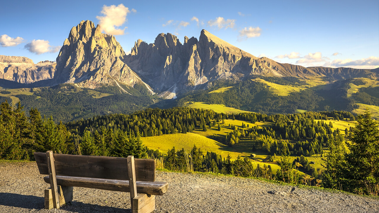 panchina_vista_dolomiti_alpe_di_siusi_iStock