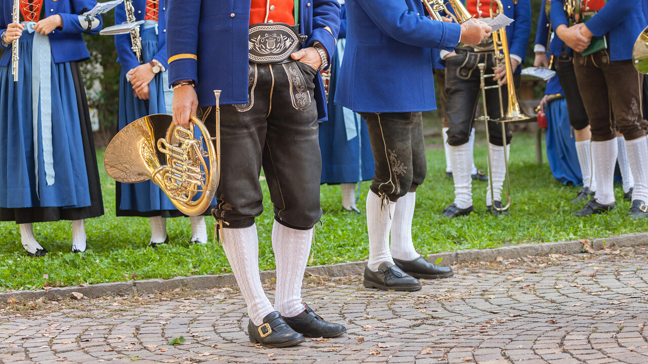 costumi_tipici_della_banda_tradizioni_locali_shutterstock