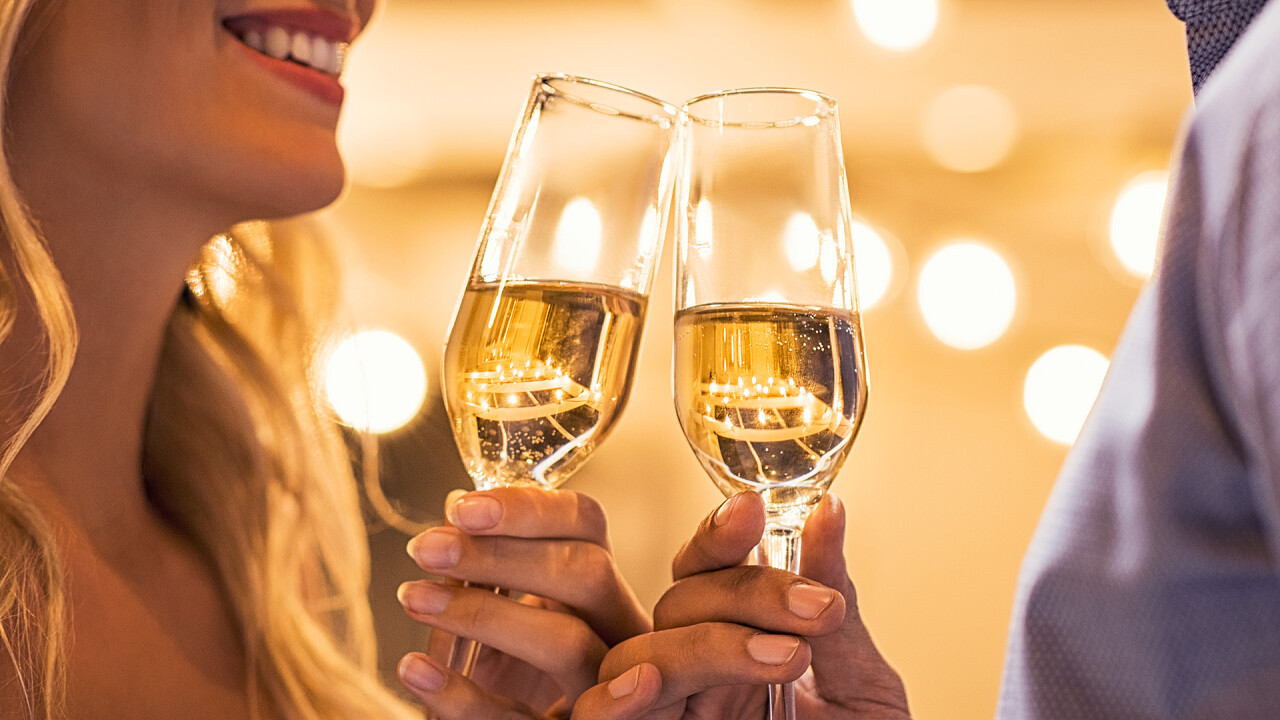 donna_sorriso_bicchieri_vino_bianco_iStock