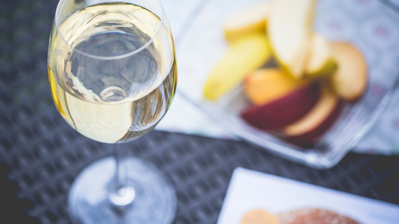 aperitivo_bicchiere_vino_bianco_picjumbo_viktor_hanacek