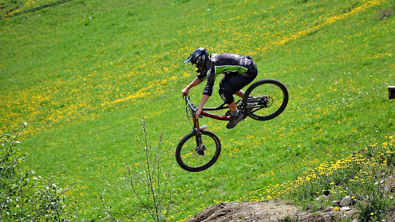 salto_bici_downhill_pixabay_pezibear