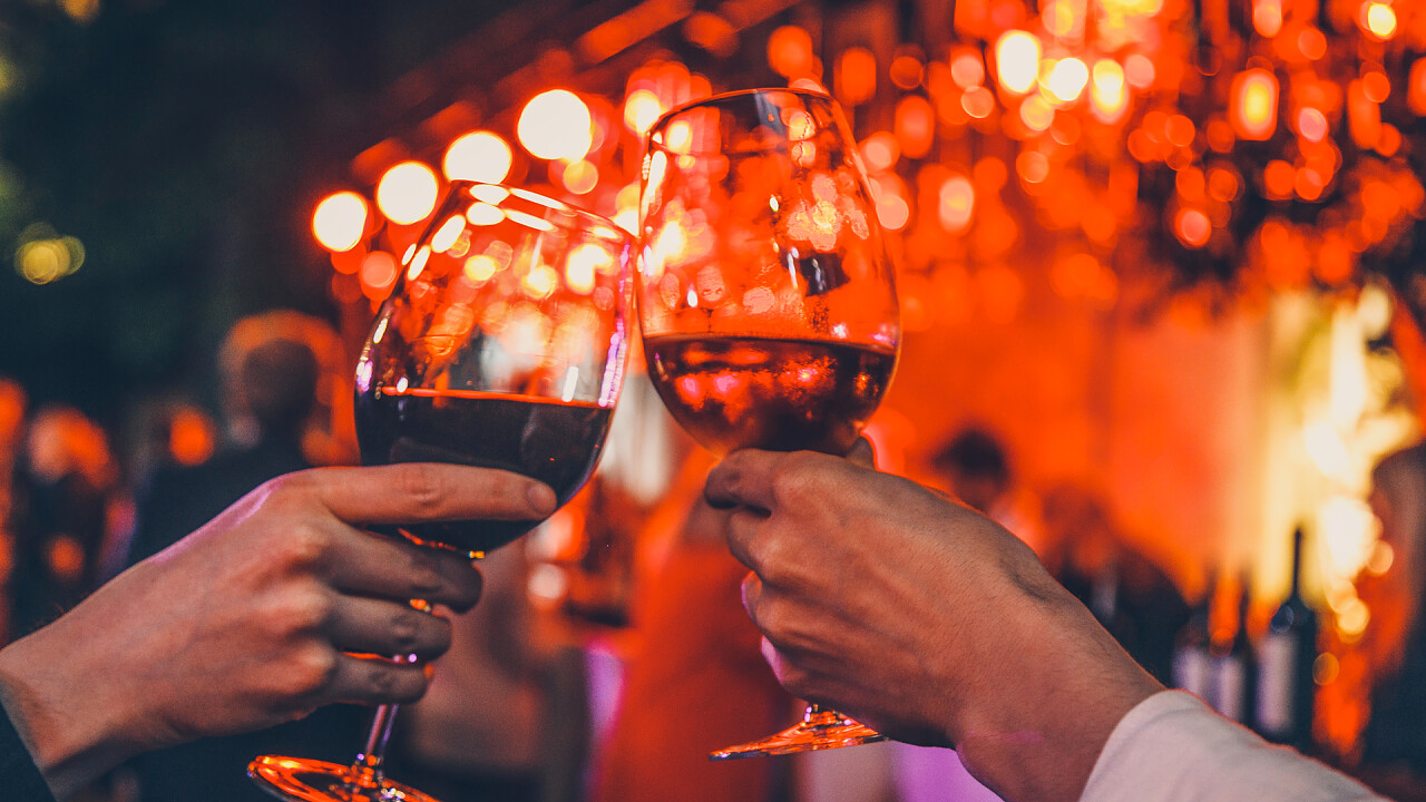 festeggiare_bicchieri_vino_iStock