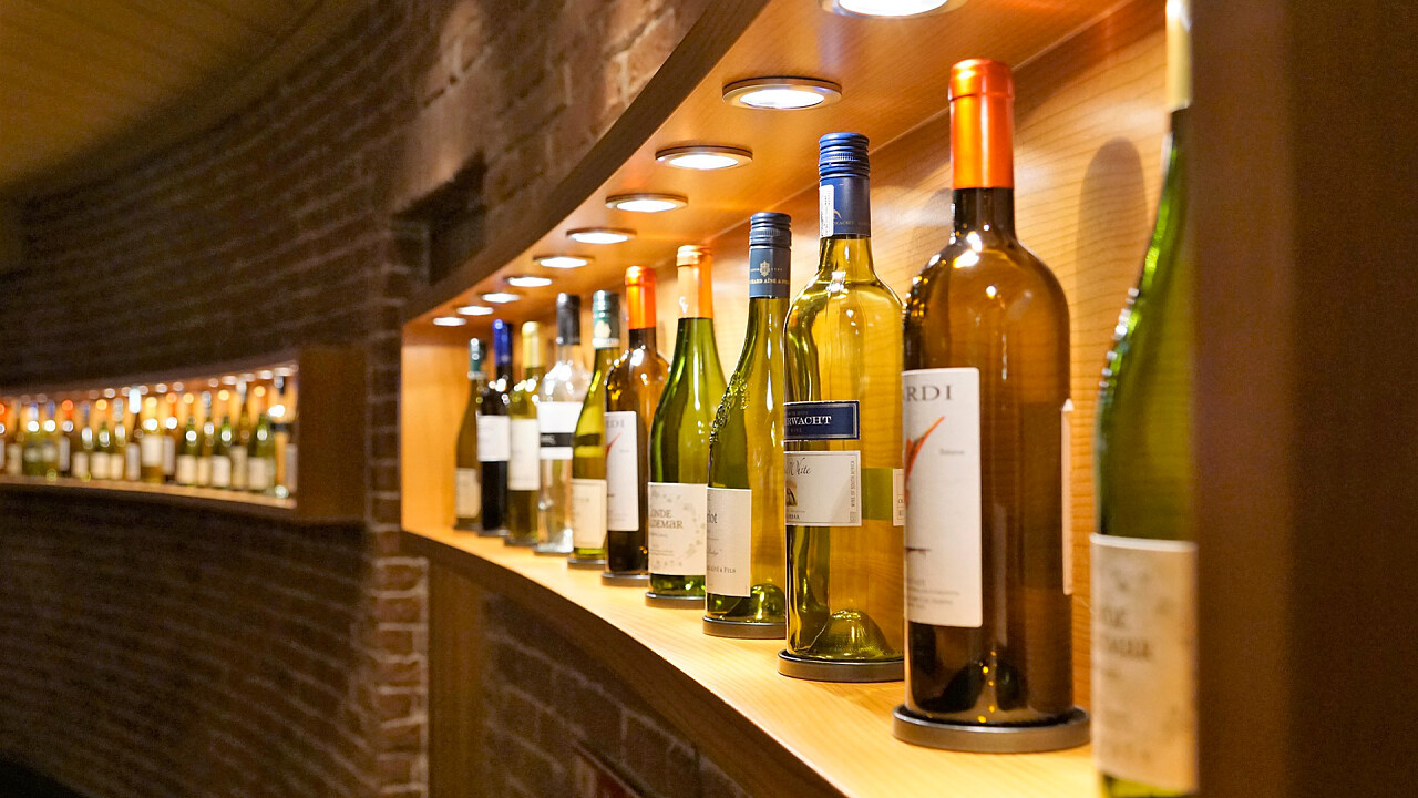 mensola_con_vini_pixabay_photosforyou