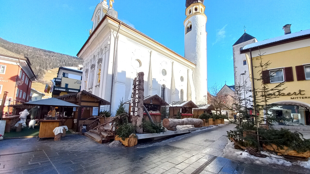 Mercatini San Candido vicino la chiesa