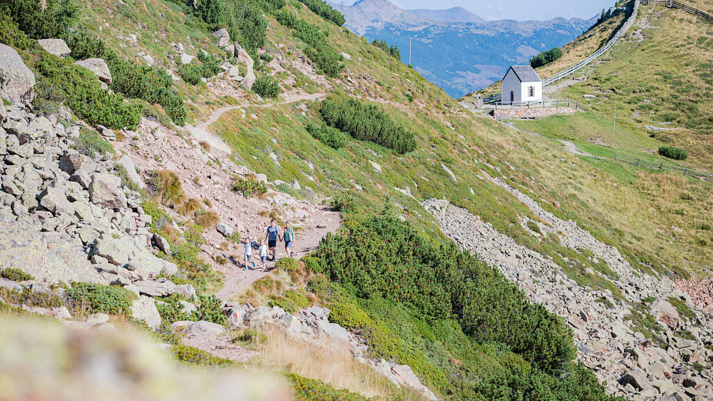 Chiesetta al Morto e Lago dei Morti sull'Alpe di Villandro